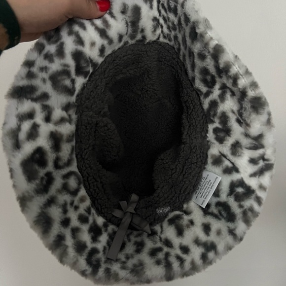 Sprigs PlushMello Faux Fur Bucket Hat Snow Leopard/Gray - Picture 4 of 6
